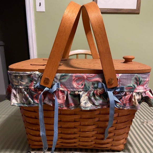 Longaberger Woven Picnic Basket with Floral Blue Liner - Picture 3 of 12